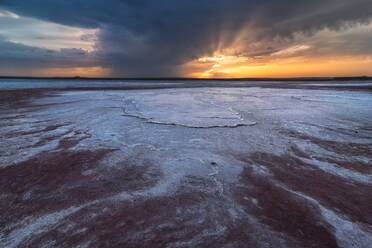 Blick auf die salzige Lagune am Meer in Penahueca bei Sonnenuntergang - ADSF29825