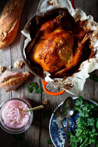 Von oben schönes Thanksgiving-Dinner mit gebratenem Huhn Pollo pibil auf Holztisch - ADSF29920