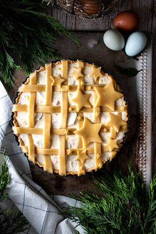 Von oben köstliche Sterne Quiche Kuchen bereit zum Backen mit Eiern dekoriert Sterne aus Teig in Backform - ADSF29924