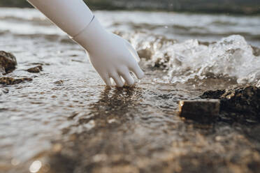 Roboter, der seine Hand ins Wasser eines Sees steckt - JCCMF03844