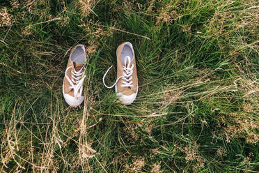 Schuhe auf Gras im Park - ASGF01429