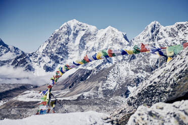 Gebetsfahnen auf Kala Patthar im Himalaya-Gebirge, Nepal - CAVF94729