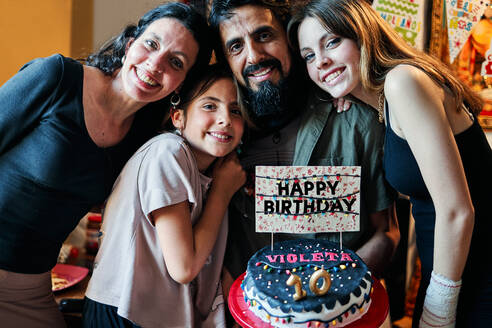 Porträt einer Latino-Familie, die den 10. Geburtstag eines kleinen Mädchens feiert - CAVF94769