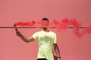 Läufer hält eine rote Rauchgranate - CAVF94771