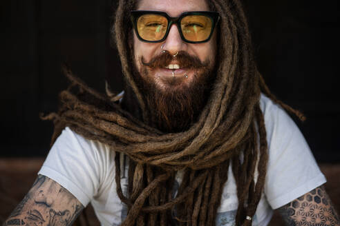 Porträt eines Hipster-Typen mit Brille und Dreadlocks und einem - CAVF94773