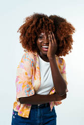 Glückliche afro Frau posiert über weißen Hintergrund - CAVF94778