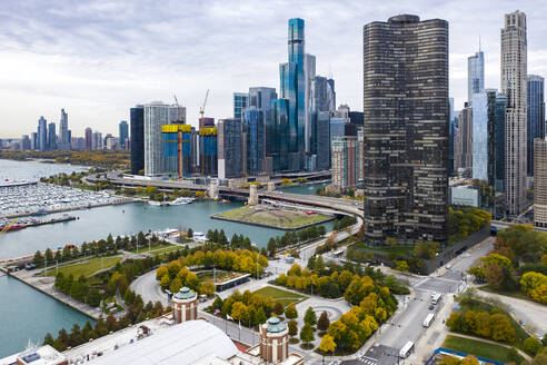 Luftaufnahme der Skyline von Chicago Illinois über dem Navy Pier - CAVF94793