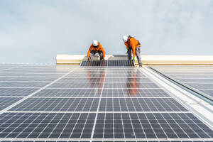 Unbekannte Solarmodultechniker arbeiten in einer spanischen Fabrik zusammen - CAVF94816