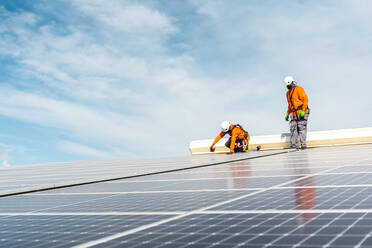 Unbekannte Solarmodultechniker bei der Arbeit in einer spanischen Anlage - CAVF94819