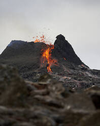 Aktiver Vulkan mit explodierender Lava - CAVF94840