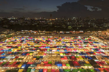 Bunte Verkäufe auf dem Second-Hand-Markt in Bangkok - CAVF94842