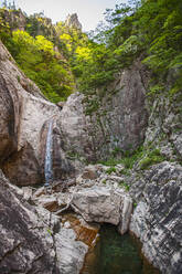 Wasserfall auf dem Weg zum Daecheongbong-Gipfel im Seoraksan-Nationalpark - CAVF94851