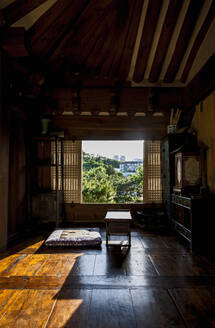 Interieur eines traditionellen koreanischen Hauses im Hanok-Freilichtmuseum in Seoul - CAVF94864