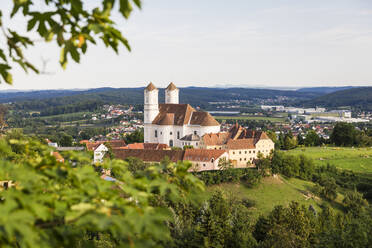 Österreich, Steiermark, Weiz, Weizbergkirche und umliegende Landschaft im Sommer - AIF00751