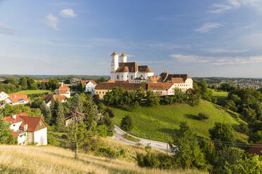 Österreich, Steiermark, Weiz, Weizbergkirche und umliegende Landschaft im Sommer - AIF00752