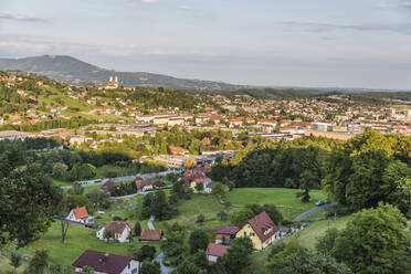 Österreich, Steiermark, Weiz, Stadt auf dem Lande in der frühen Abenddämmerung im Sommer - AIF00753