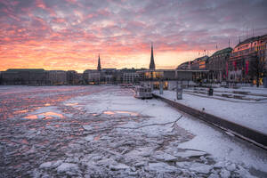 Deutschland, Hamburg, Gefrorene Binnenalster bei Winterdämmerung - RJF00885