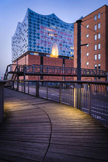 Deutschland, Hamburg, Leere Uferpromenade vor der Elbphilharmonie in der Dämmerung - RJF00890