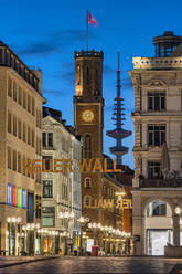 Deutschland, Hamburg, Leere Straße Neuer Wall in der Abenddämmerung mit Alte Post und Heinrich-Hertz-Turm im Hintergrund - RJF00894