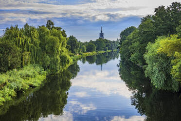 Die Havel umgeben von grünen Bäumen im Sommer - ABOF00679