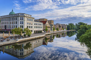 Deutschland, Brandenburg, Potsdam, Stadtgebäude spiegeln sich im Havelkanal - ABOF00680