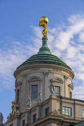 Deutschland, Brandenburg, Potsdam, Goldene Statue des Atlas auf der Kuppel des Alten Rathauses - ABOF00682
