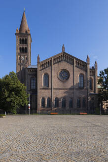 Deutschland, Brandenburg, Potsdam, Leerer Platz mit Kopfsteinpflaster vor der Peter-und-Paul-Kirche - ABOF00685