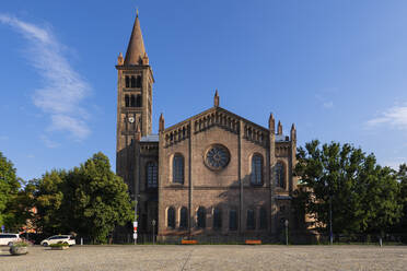 Deutschland, Brandenburg, Potsdam, Leerer Platz mit Kopfsteinpflaster vor der Peter-und-Paul-Kirche - ABOF00686