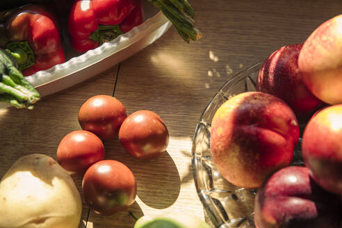 Frisches Obst und Gemüse auf dem Tisch in der Küche - ACPF01294