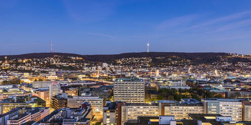 Deutschland, Baden-Württemberg, Stuttgart, Panorama des Stadtzentrums in der Abenddämmerung - WDF06606