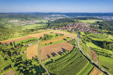 Deutschland, Baden-Württemberg, Drohnenansicht eines Dorfes und der umliegenden Landschaft im Sommer - STSF03025