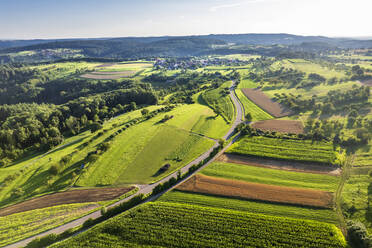 Deutschland, Baden-Württemberg, Drohnenansicht von Landstraße und grüner Landschaft im Sommer - STSF03026