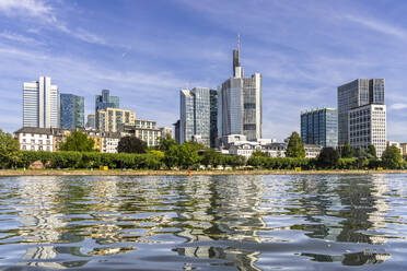 Deutschland, Hessen, Frankfurt, Klare Oberfläche des Mains mit Stadtsilhouette im Hintergrund - STSF03028