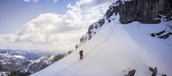 Älterer Mann beim Wandern auf einem schneebedeckten Berg, Orobie Alpen, Lecco, Italien - MCVF00892