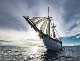 Weitwinkelaufnahme eines Segelboots in Raja Ampat - CAVF94903