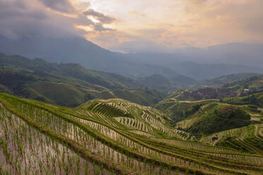 Xianggong-Hügellandschaft in Guilin - CAVF94924