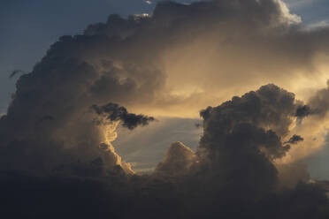 Idyllische Wolkenlandschaft bei Sonnenuntergang - CHPF00779