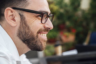 Businessman with eyeglasses smiling in balcony - VPIF04771