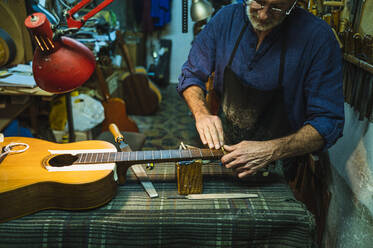 Gitarrenbauer in der Werkstatt - JCMF02230