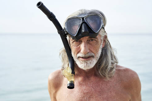 Mann ohne Hemd mit Schwimmbrille am Strand - VEGF04985
