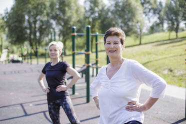 Frauen mit Hand auf der Hüfte beim Sport im Park - LLUF00048