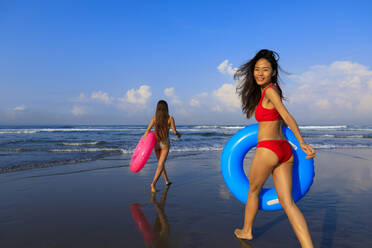 Weibliche Freunde genießen am Strand im Urlaub - EAF00121