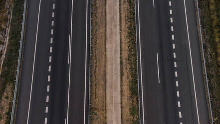 Luftaufnahme einer mehrspurigen Autobahn - ACPF01303