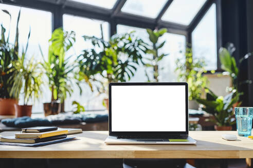 Laptop und Terminkalender auf dem Schreibtisch im Büro - BSZF01938