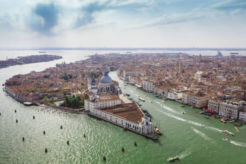 Italien, Venetien, Venedig, Luftaufnahme des Canal Grande und der Basilika Santa Maria Della Salute - TAMF03222