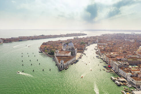 Italien, Venetien, Venedig, Luftaufnahme des Canal Grande und der Basilika Santa Maria Della Salute - TAMF03223