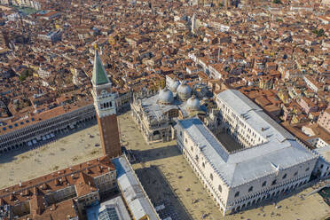 Italien, Venetien, Venedig, Luftaufnahme des Markusplatzes mit Dogenpalast, Markusbasilika und Markusglockenturm - TAMF03224