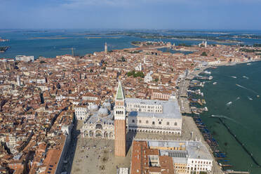 Italien, Venetien, Venedig, Luftaufnahme des Markusplatzes mit Dogenpalast, Markusbasilika und Markusglockenturm - TAMF03225