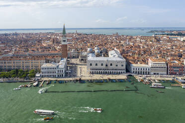 Italien, Venetien, Venedig, Luftaufnahme der Uferpromenade von Riva degli Schiavoni mit Dogenpalast im Hintergrund - TAMF03227
