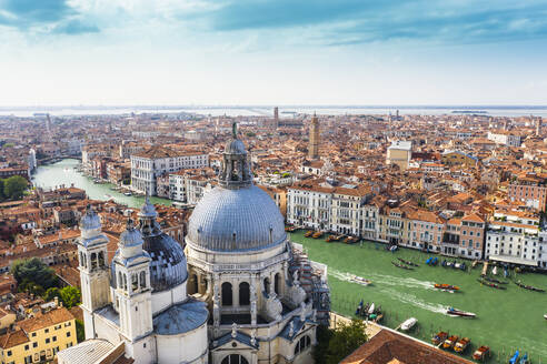 Italien, Venetien, Venedig, Luftaufnahme des Canal Grande und der Basilika Santa Maria Della Salute - TAMF03230